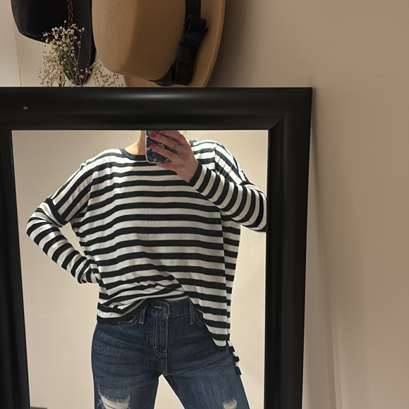Black and white striped sweater - Picture 3 of 3